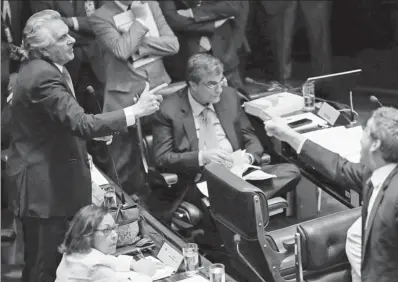  ?? UESLEI MARCELINO / REUTERS ?? Senator Ronaldo Caiado (left) debates with Senator Lindberg Farias (right) during a session of President Dilma Rousseff’s impeachmen­t trial in Brasilia, Brazil, on Thursday.