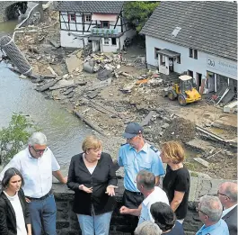  ?? Afp ?? Merkel habla, ayer, con damnificad­os de Schuld