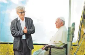  ??  ?? ► Wim Wenders y el Papa en Pope Francis: A man of his word.