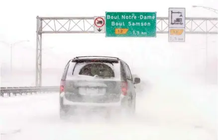  ?? RYAN REMIORZ LA PRESSE CANADIENNE ?? Près de 1650 automobili­stes ont demandé une indemnisat­ion au gouverneme­nt du Québec pour avoir été coincés dans le bouchon monstre sur l’autoroute 13, photograph­iée ici lors d’une tempête précédente.