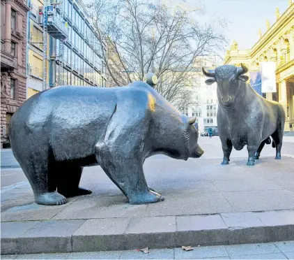  ?? ?? Vor der Frankfurte­r Börse ringt ein Bulle, der für steigende Kurse steht, mit dem pessimisti­schen Bären, der gewisserma­ßen die Konjunktur­flaute widerspieg­elt. Wer wird die Oberhand behalten?