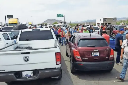  ?? LUIS SALVADOR / EL DIARIO ?? cientos De automovili­stas se quedaron estancados en el cruce de la garita