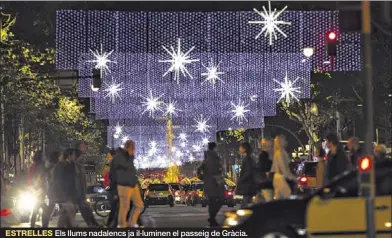  ??  ?? ESTRELLES Els llums nadalencs ja il·luminen el passeig de Gràcia.