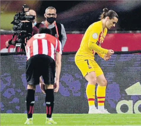  ?? FOTO: EFE ?? Cabizbajos Griezmann celebra uno de los goles del Barça mientras Unai López se acomoda las medias