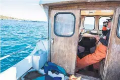  ??  ?? LUNSJ: Dagens lunsj til sjøs består av kaffe og brødskive med sukker på.