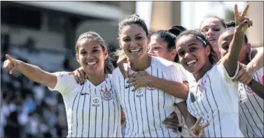  ??  ?? ALEGRÍA. Las jugadoras del Sporting celebraron ayer su victoria ante el São José por 1-0.