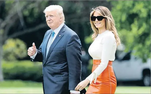  ?? PABLO MARTINEZ MONSIVAIS / AP ?? El presidente Donald Trump y su mujer, Melania, saliendo ayer de la Casa Blanca para iniciar el viaje hacia Arabia Saudí