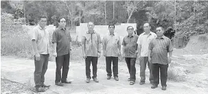  ??  ?? TINJAU: Harden (dua kiri), Jilin (kiri), Andar (kanan) serta yang lain ketika melawat projek Jambatan Temiang Undop pagi semalam.