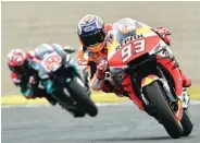  ?? TOSHIFUMI KITAMURA/AFP ?? SETELAH 33 TAHUN: Marc Marquez (depan) memimpin lomba sebelum finis terdepan dalam GP Jepang di Twin Ring Motegi tahun lalu (20/10/2019).