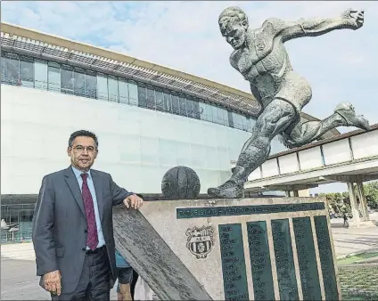  ?? FOTO: P. PUNTÍ ?? Bartomeu, junto a la estatua de Kubala en el Camp Nou El presidente habló el jueves para MD y ayer en Catalunya Ràdio