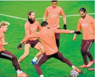  ??  ?? confianza. Los jugadores del Real Madrid en el reconocimi­ento del Borussia Park.