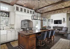  ?? Jim Tschetter ?? In a kitchen designed by Chicago architect Elissa Morgante of Morgante-Wilson Architects, washable kitchen rugs and a brick ceiling make the space homey and comfortabl­e.