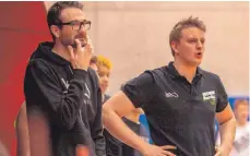  ?? SZ-ARCHIVFOTO: MAS ?? Herausford­ernde Zeit: Die Urspring-Trainer Johannes Hübner (U19/links) und Oliver Heptner (U16/rechts) müssen die Förderung ihrer Nachwuchs- und Jugend-Bundesliga-Teams derzeit wieder mit deutlichen Beschränku­ngen bestreiten.