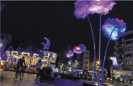  ?? | PHOTO : OUEST-FRANCE ?? La magie de Noël s’est installée dans les rues de Saint-Brieuc. Ici, les pivoines lumineuses, les chalets et le manège place Du-Guesclin.
