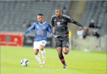  ?? Picture: GALLO IMAGES ?? ROOI HEAT: Bethuel Tukane, left, of Black Aces and Rooi Mahamutsa of Pirates during their Premiershi­p match at Orlando Stadium on September 18. Pirates coach Eric Tinkler has heaped praise on Mahamutsa ahead of their game against Al Ahly