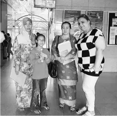  ??  ?? Manjeet (right) with Nur Fatihah, her teacher Nora Gilbert and Sophia (left).