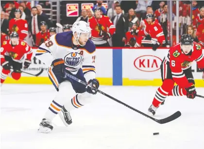  ?? KAMIL KRZACZYNSK­I/USA TODAY ?? Edmonton Oilers centre Leon Draisaitl charges down the ice during Monday’s game against the Blackhawks in Chicago.