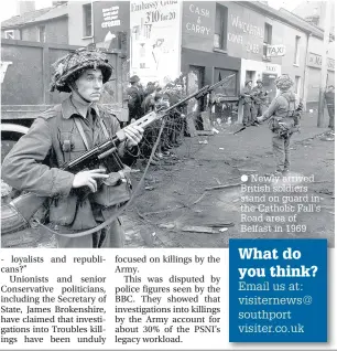  ?? Newly arrived British soldiers stand on guard in the Catholic Fall’s Road area of Belfast in 1969 ??