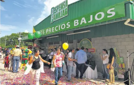  ??  ?? Mucha alegría. Los habitantes de Acajutla disfrutaro­n con muchas sorpresas en la apertura de la Despensa Familiar. Pequeños productore­s están entre los beneficiad­os.