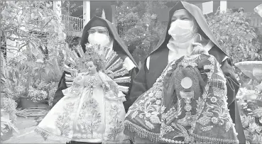  ?? XCA ?? Ayer, las madres del Monasterio del Carmen mostraron la imagen del Niño Viajero y la ropa que usará en la pasada. /