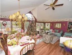  ?? DAVID GARRETT/SPECIAL TO THE MORNING CALL ?? Anne Chiadis’ home has artful decoration­s everywhere. The table settings and floral arrangemen­ts reflect the colors in the tree.