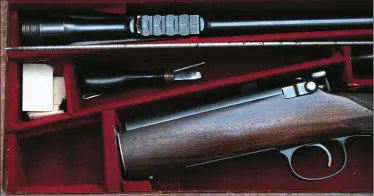  ??  ?? De belles Mannlicher ont été transformé­es en take-down ` en Angleterre, des carabines enfin utilisable­s à la chasse.