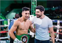  ??  ?? EN EL RING. Moyano con su amigo Alejandro Silva, el día que ganó el título latino del Consejo Mundial de Boxeo (CMB).