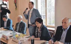  ?? FOTO: SÜB ?? Der CDU-Kreisvorsi­tzende Christian Natterer begrüßt die Parteimitg­lieder beim Weißwurstf­rühschoppe­n im Gasthaus Post in Wolfegg.