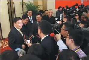  ?? FENG YONGBIN / CHINA DAILY ?? Miao Wei, minister of industry and informatio­n technology, is surrounded by reporters at a news conference on Thursday.