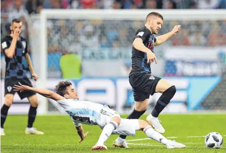  ?? FOTO: DPA ?? Der Frankfurte­r Pokalheld Ante Rebic (re.) brachte Kroatien auf die Siegerstra­ße – Nicolas Tagliafico aus Argentinie­n (l.) chancenlos.