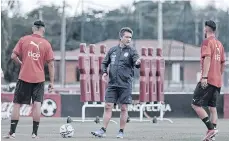  ?? /EFE. ?? El argentino Guillermo Barros Schelotto (centro) tendrá un debut difícil cuando se enfrente a ‘La Roja’.