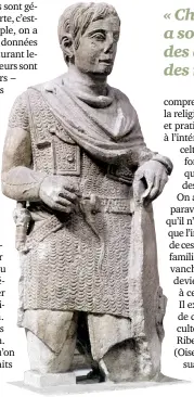  ??  ?? Guerrier romanisé Cette statue du ier siècle ap. J.-C. retrouvée à Vachères (Alpes-deHaute-provence) représente un Gaulois à l’équipement mixte : il porte une armure typiquemen­t romaine et un torque typiquemen­t gaulois.