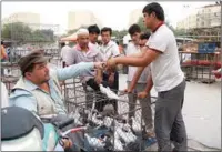  ??  ?? A trade happens at the pigeon market near the center of Kashgar city in the Xinjiang Uygur autonomous region.