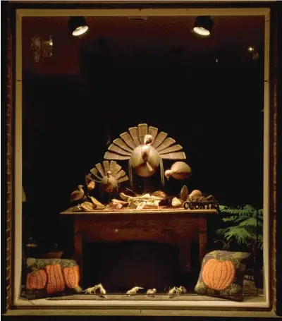  ?? SUN- TIMES FILES ?? The Thanksgivi­ng window at the now- shuttered Country Shop in Winnetka.