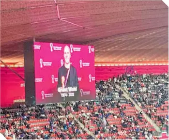  ?? JAVIER JUÁREZ ?? La imagen de Wahl fue proyectada en la pantalla gigante del estadio.