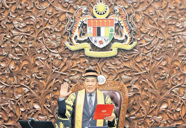  ?? — Bernama photo ?? Mutang takes his oath as Dewan Negara President.
