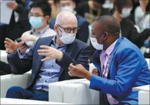  ?? WEI XIAOHAO / CHINA DAILY ?? Foreign attendees exchange views at a forum on AI and digital ethics at the 2022 World Internet Conference Wuzhen Summit in Zhejiang province on Thursday.