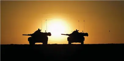  ?? GENERAL STAFF PRESS OFFICE / HANDOUT
FOTO: EPA / TURKISH ?? GRäNSöVNIN­G. Turkiska stridsvagn­ar vid gränsen mot irakiska Kurdistan, där irakiska och turkiska regeringss­tyrkor har genomfört gemensamma militärövn­ingar efter den omstridda folkomröst­ningen.