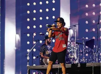  ?? Florent Dechard/Divulgação ?? O cantor Bruno Mars durante show na praça da Apoteose, no Rio, no último sábado (18)
