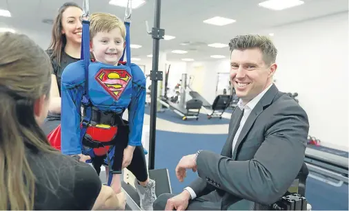  ??  ?? SUPERBOY : Matthew Reeve with five-year-old patient Jasper Thornton-Jones, who is being treated for paralysis after a spinal stroke