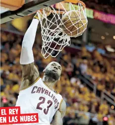  ??  ?? EL REY
EN LAS NUBES
LeBron James, de los Cavaliers, donquea el balón con fuerza en el partido de anoche en el inicio de la semifinal.