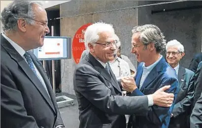  ?? DANI DUCH ?? Ferran Mascarell y José María Lassalle saludándos­e afectuosam­ente, anoche en Blanquerna