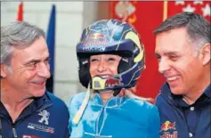  ??  ?? ENCUENTRO. Sainz y Cruz con Cifuentes, que recibió un casco.