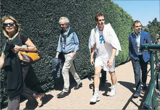  ?? MICHAEL STEELE / GETTY ?? Andy Murray es dirigeix cap al vestidor després d’un entrenamen­t ahir a l’All England Club de Wimbledon