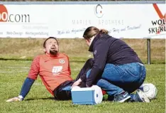  ?? Foto: Karin Tautz ?? Ehingens Keeper Christian Sandvoß hatte sich gleich in den ersten Minuten verletzt und musste durch einen Feldspiele­r ersetzt werden. Der SVE verlor das Kellerduel­l in Westendorf mit 0:2.