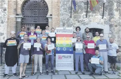  ?? Fotos: Óscar Escolano ?? „Fe y Espiritual­idad“repräsenti­ert gläubige Menschen des LGTBI-Kollektivs.