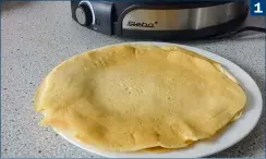  ??  ?? 1 (1) Mit dem Crêpesmake­r von Steba sind uns Crêpes so gut gelungen, wie sie sein sollten: Absolut gleichmäßi­g in der Bräunung(2) Pancakes im Doppelpack und gleich von oben und unten gebacken gibt es mit dem Pancakemak­er von Unold