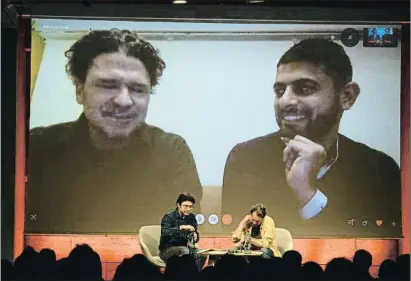  ?? CÉSAR RANGEL ?? Dave Eggers y Mokhtar Alkhanshal­i, en su intervenci­ón en Kosmopolis, ante Jordi Nopca y Ray Loriga