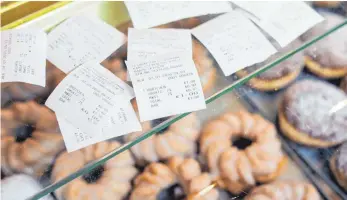  ?? ARCHIVFOTO: JAN WOITAS/DPA ?? Kassenbons liegen auf der Theke einer Bäckerei: Nur die wenigsten Kunden nehmen bei kleinen Beträgen den Beleg mit.