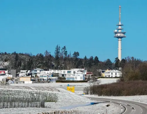  ?? Fotos: Axel Hechelmann ?? Der Riese im Wald überragt die Umgebung und ist weithin zu sehen: Der Funkturm steht im Augsburger Land, zwischen Bonstetten (hier im Bild) und Heretsried.